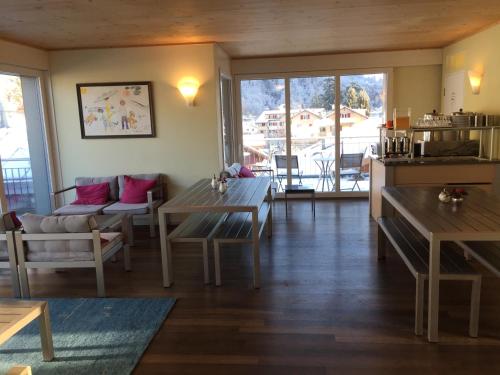 Общая зона отдыха/ТВ, Alplodge Hostel near Парк Center Interlaken