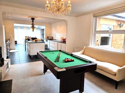 Spacious Cheltenham Home for 8, Garden & Parking – khách sạn tại Montpellier