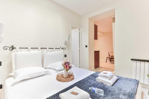 Peaceful apartment in Eiffel Tower - image 5