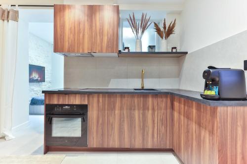 Peaceful apartment in Eiffel Tower - image 4