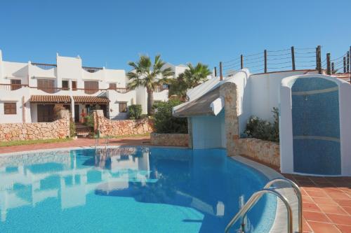 Casa Flores - Private Garden Apt, Pool & 5 min walk to Beaches