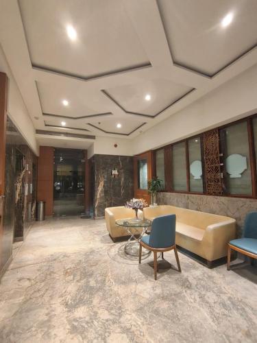 Shelter Suites - Formerly known as Fisco The Hub Link, Bombaj