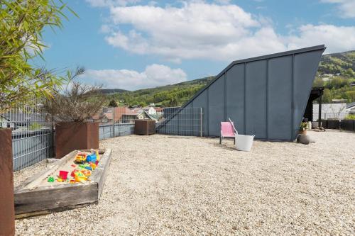 Helles Penthouse mit Dachterrasse & Bergblick in موندسيى