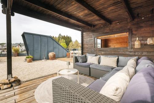 Helles Penthouse mit Dachterrasse & Bergblick in موندسيى