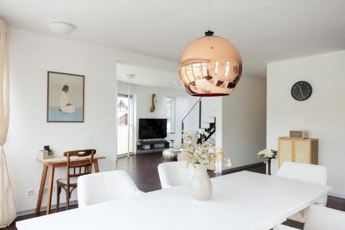 Helles Penthouse mit Dachterrasse & Bergblick in موندسيى