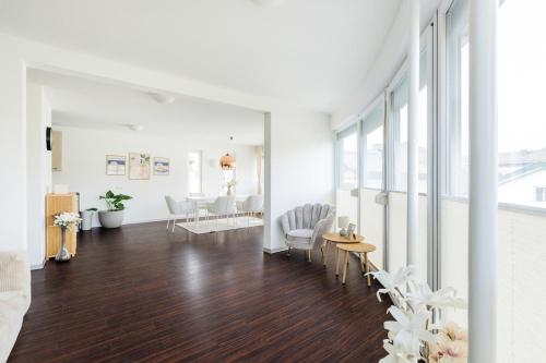 Helles Penthouse mit Dachterrasse & Bergblick in موندسيى