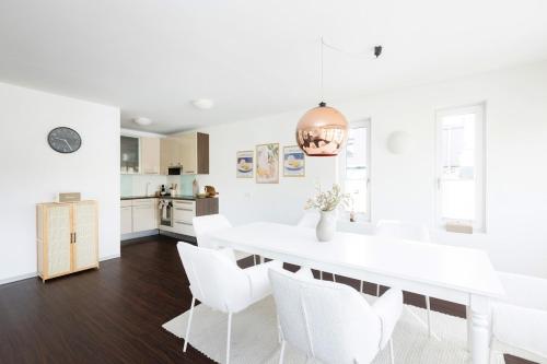 Helles Penthouse mit Dachterrasse & Bergblick in موندسيى