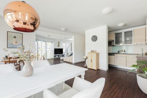 Helles Penthouse mit Dachterrasse & Bergblick in موندسيى