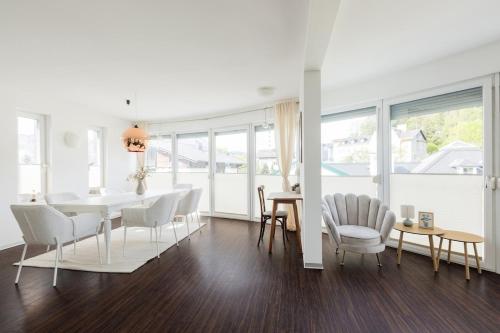 Helles Penthouse mit Dachterrasse & Bergblick in موندسيى