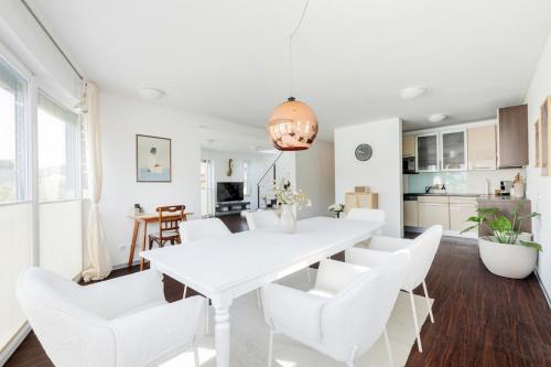 Helles Penthouse mit Dachterrasse & Bergblick in موندسيى
