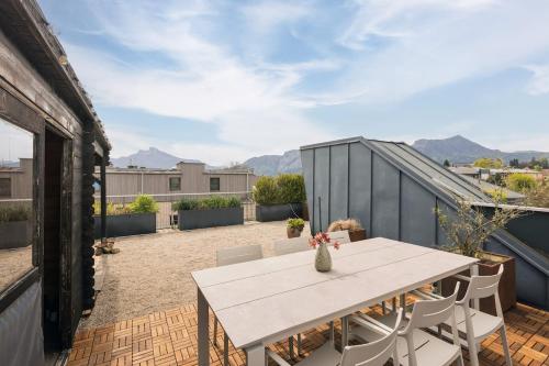 Helles Penthouse mit Dachterrasse & Bergblick in موندسيى