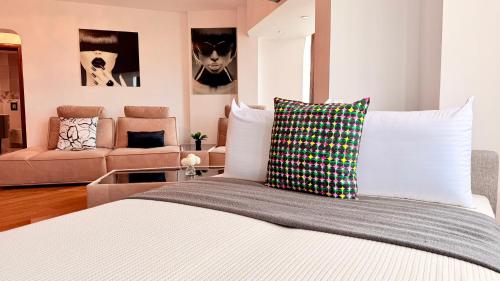 Bright 2BR Apartment in Central Bucharest - Near Unirii Blvd - image 3