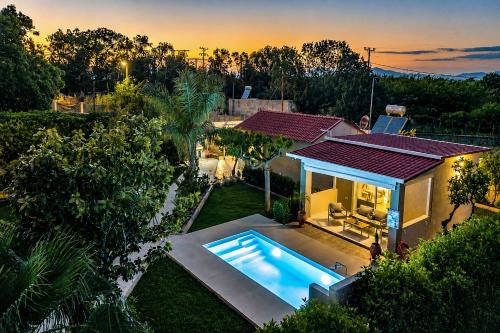 Sea Breeze & Nature villa, with heated pool and garden retreat – khách sạn tại Petaloudes