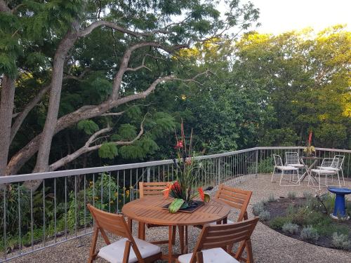 Jacaranda Lodge - Entire 3BR 2BATH Private & Bush View - Campbells Pocket