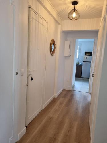 Bright & Cozy One Bedroom appartement close to Paris Balcony & Wi-Fi in Росні-су-Буа