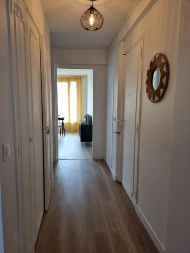 Bright & Cozy One Bedroom appartement close to Paris Balcony & Wi-Fi in Росні-су-Буа