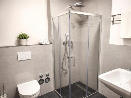 Shower, TheLabel Residences Frankfurt - BLACK LABEL STUDIO in Hofheim am Taunus