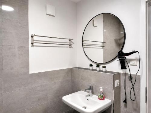 Bathroom, TheLabel Residences Frankfurt - BLACK LABEL STUDIO in Hofheim am Taunus