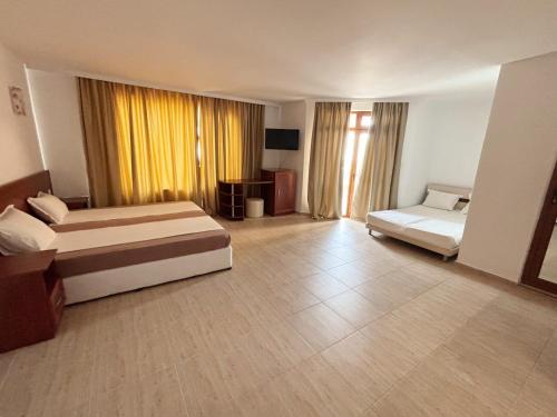 1 king bed, 2 twin beds