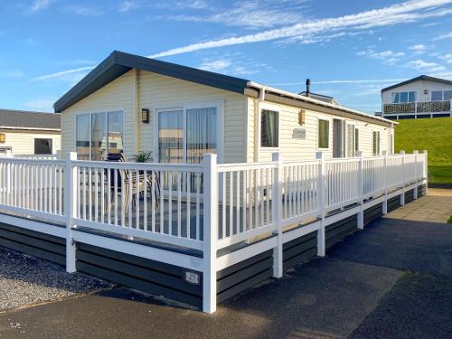 Sunset Lodge, Lancaster