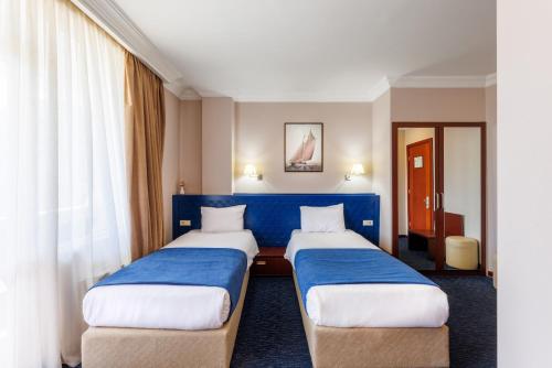 3 twin beds
