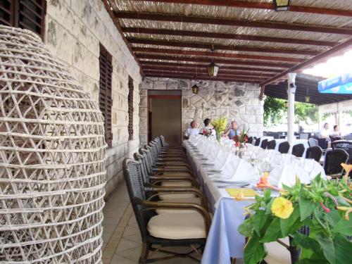 ห้องอาหาร, Guesthouse Pomena in มเล็ต