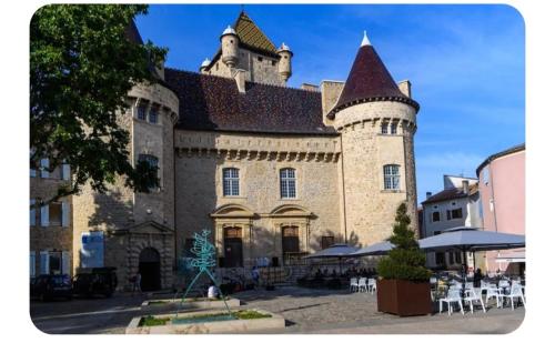 Logement Sorcier avec Immersion magique, Déco unique, Clim et jardin (Logement Sorcier avec Immersion magique, Deco unique, Clim et jardin) in Saint-Privat