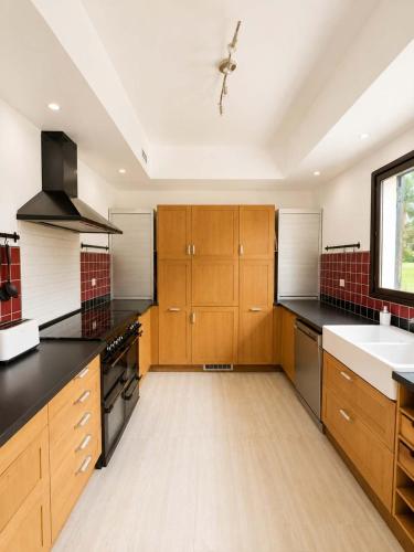 virtuve, Villa 1h30 de Paris - Padel - Piscine - 7 ch - 22 pers in Gisay