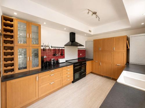 virtuve, Villa 1h30 de Paris - Padel - Piscine - 7 ch - 22 pers in Gisay