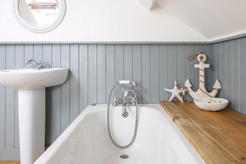 Seadmed, Lamb Cottage in Herbrandston