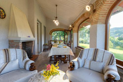 Villa Marinelli with private pool, hot tub and garden, Tuscany in Кастель-Фоконьяно