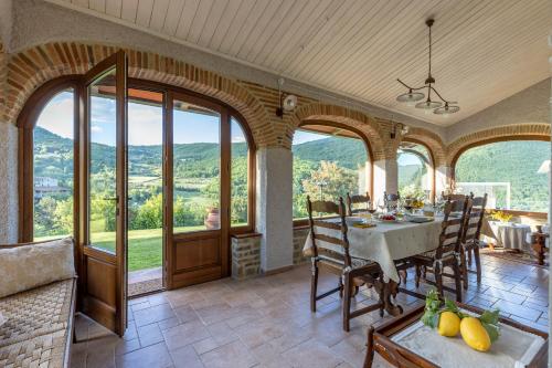 Villa Marinelli with private pool, hot tub and garden, Tuscany in Кастель-Фоконьяно