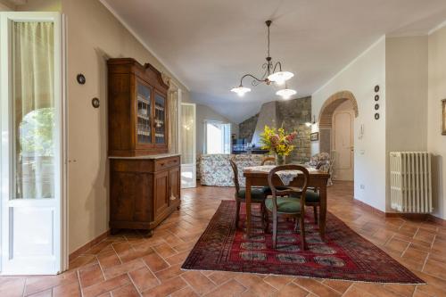 Villa Marinelli with private pool, hot tub and garden, Tuscany in Кастель-Фоконьяно