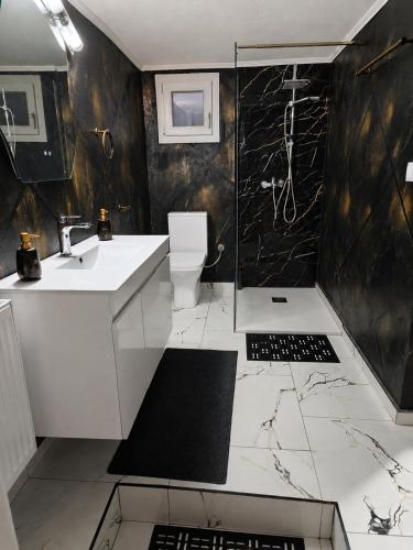 Shower, Giorgos Suite - Jacuzzi Hideaway in Lydia, Kavala in Lidia