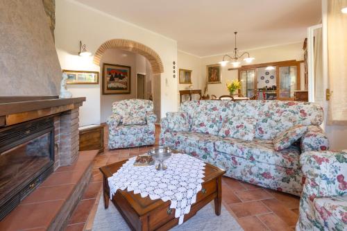 Villa Marinelli with private pool, hot tub and garden, Tuscany in Кастель-Фоконьяно