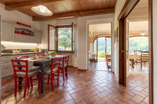 Villa Marinelli with private pool, hot tub and garden, Tuscany in Кастель-Фоконьяно