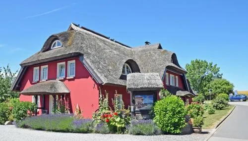 Karolas Landhus unterm Reetdach in Neu Reddevitz, Deutschland