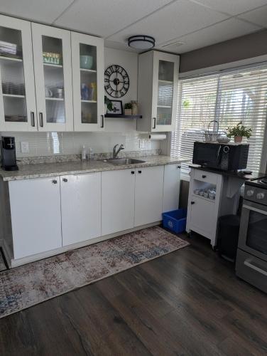 Konyha, Suite in the Bush-Private Apartment in Bancroft (ON)