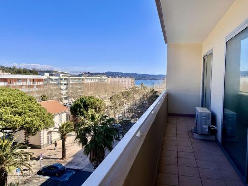 Cavalaire : Appartement 2 Pièces, à 300m Plage, Clim, Balcon - FR-1-226B-331