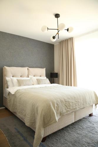1 queen bed, 2 sofa beds