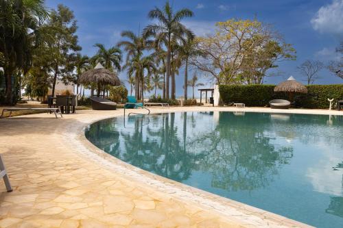 Bazén, Olas del Mar Beachfront by Playa Caracol Resorts in Punta Chame