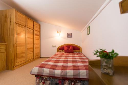 1 double bed, 2 twin beds