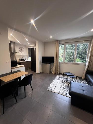 GRAND STUDIO RENOVE A CANNES IDEAL VACANCES et CONGRES - MER A PIED!