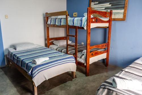 4 twin beds, 1 bunk bed