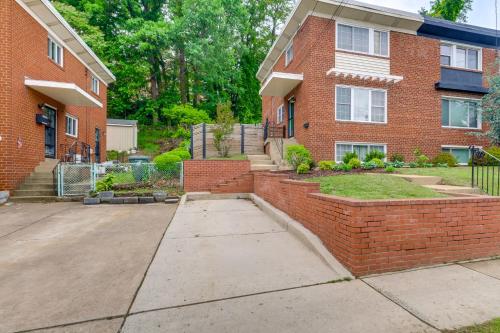 Pet-Friendly Arlington Townhome with Furnished Patio in Arlington, USA