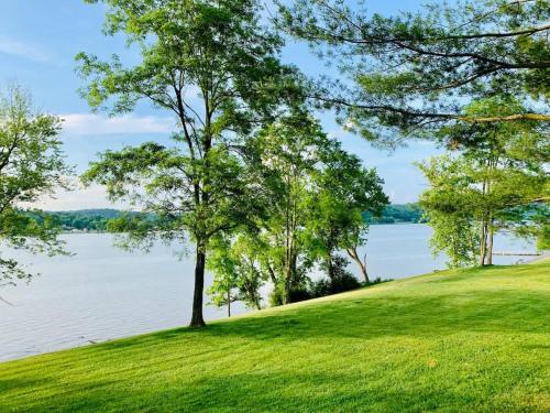 . Riverfront Carriage House Cottage in Warsaw KY Apartment
