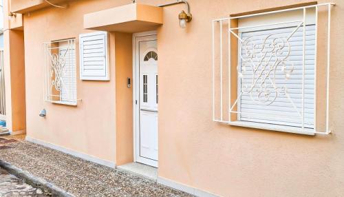 "Juliette" Stylish Studio with Panoramic Roof Garden in Terpsi