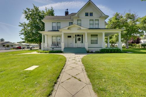 2 Mi to River: Historic Clarkston Home w/ Views! – khách sạn tại Clarkston