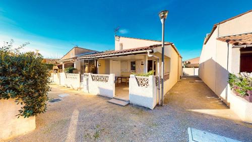Petite maison climatisée à 250m de la plage