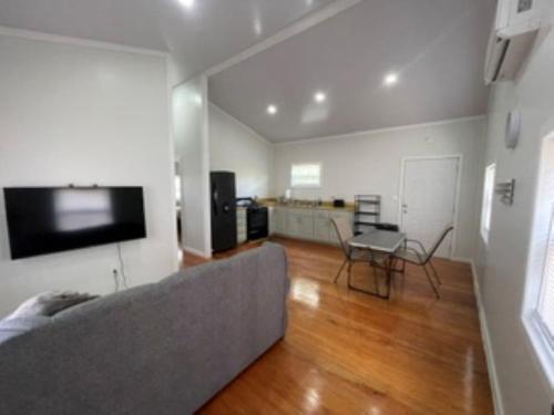 Cocina, Modern 2 Bedroom House in Billy White